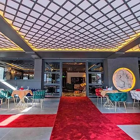 Moonday Hotel