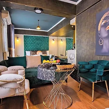 Moonday Hotel